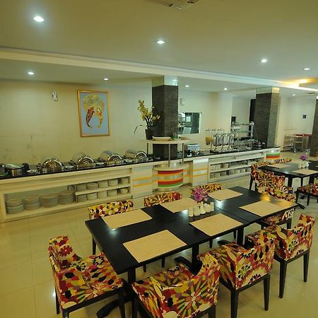 Hotel Swarna Dwipa パレンバン エクステリア 写真