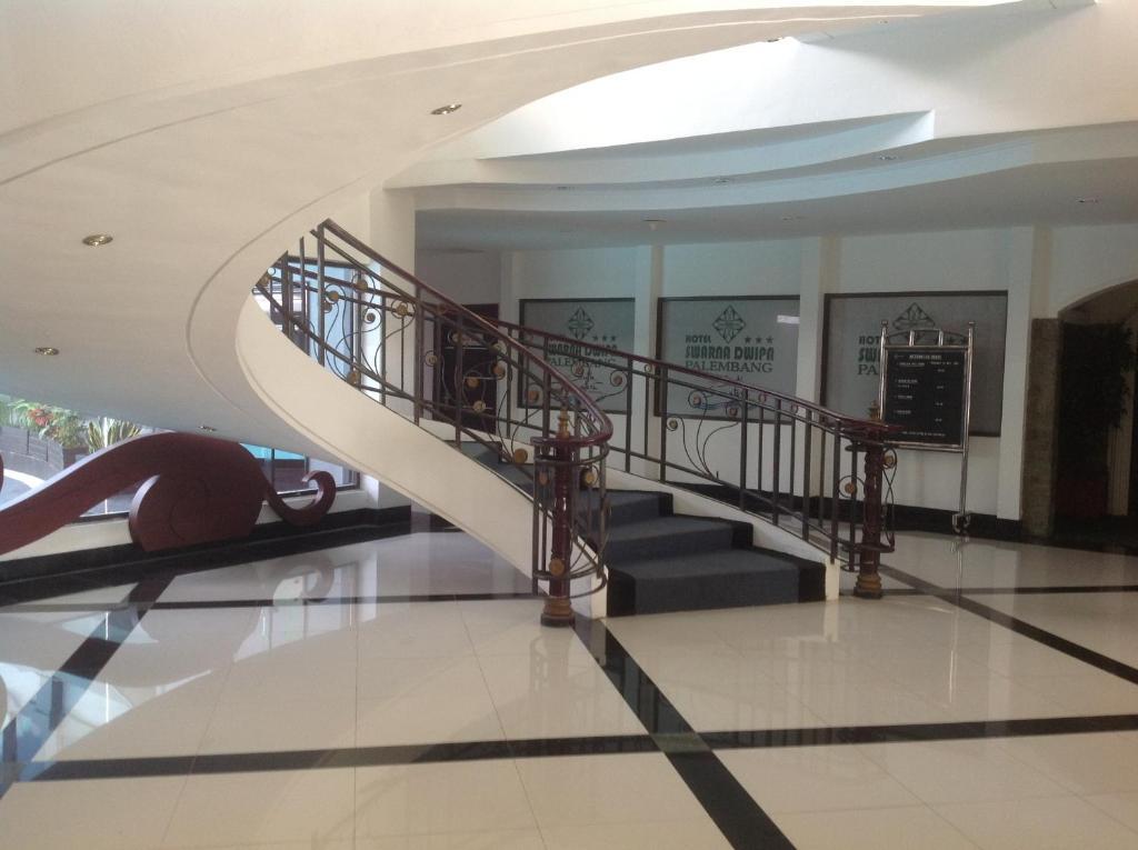 Hotel Swarna Dwipa パレンバン エクステリア 写真