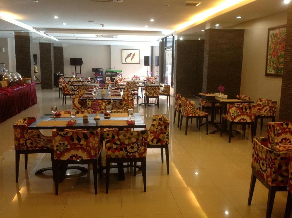 Hotel Swarna Dwipa パレンバン エクステリア 写真