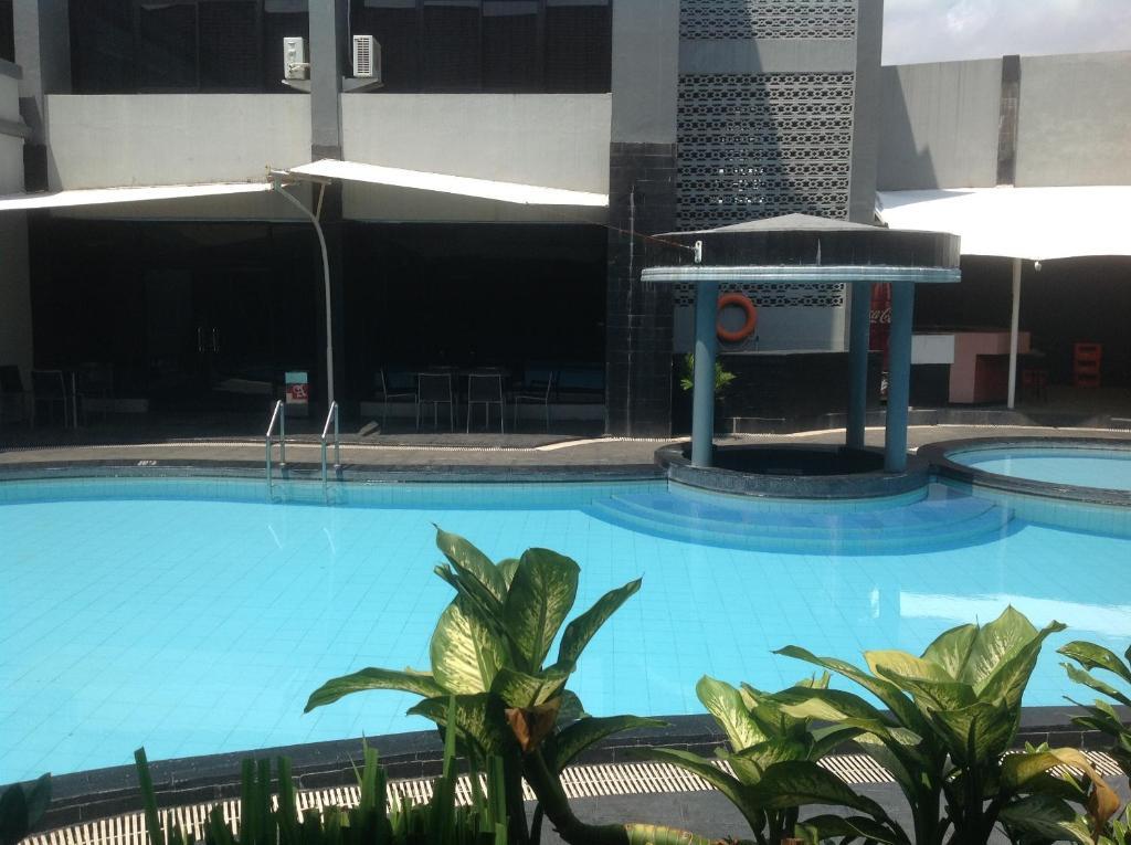 Hotel Swarna Dwipa パレンバン エクステリア 写真