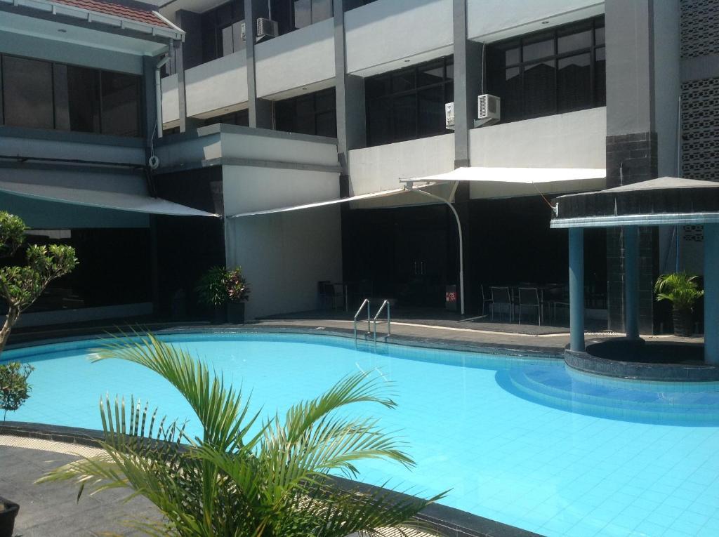 Hotel Swarna Dwipa パレンバン エクステリア 写真