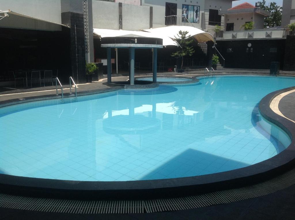 Hotel Swarna Dwipa パレンバン エクステリア 写真