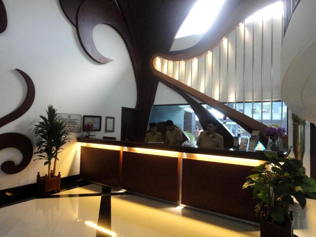 Hotel Swarna Dwipa パレンバン エクステリア 写真